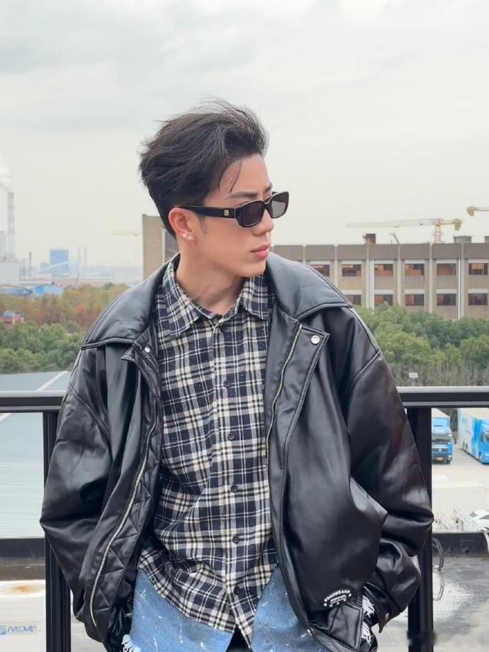 鹭卓的另外一种style  鹭卓的Liveback 当鹭卓以新风格站在舞台上，仿