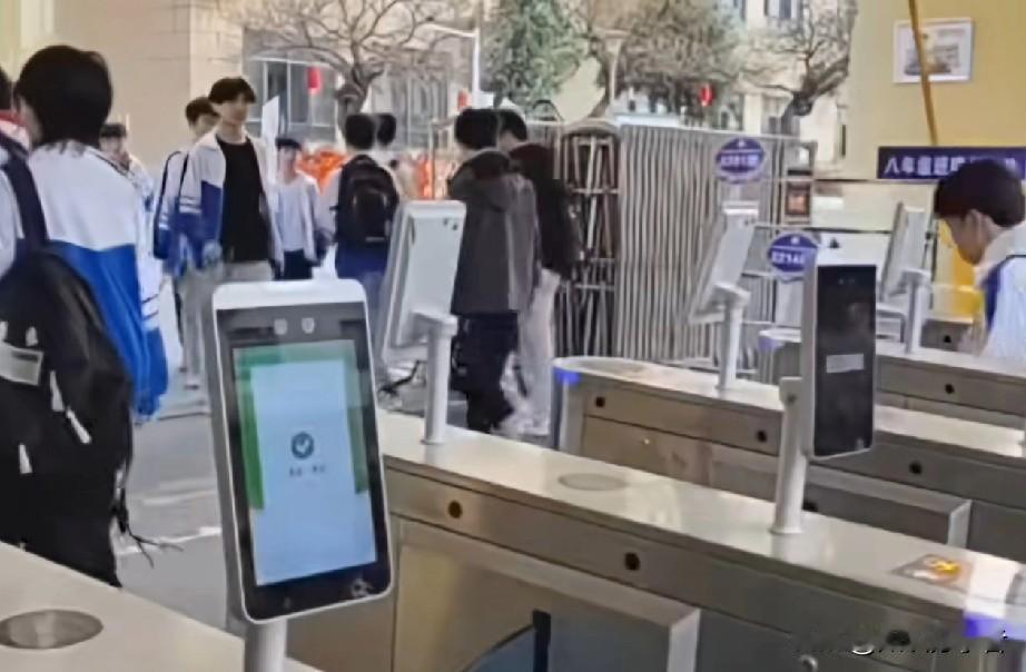 为什么学校门卫大叔，一眼就能看出学生不是本校的？其实，根本不用查学生证，看气质就