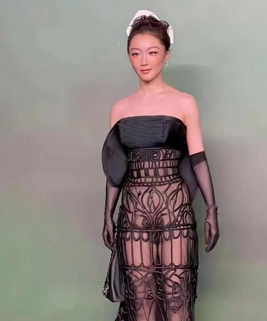 周冬雨亮相VOGUE盛典，一身黑色透视礼服， 和她以往的少女清新风完全不一样。 
