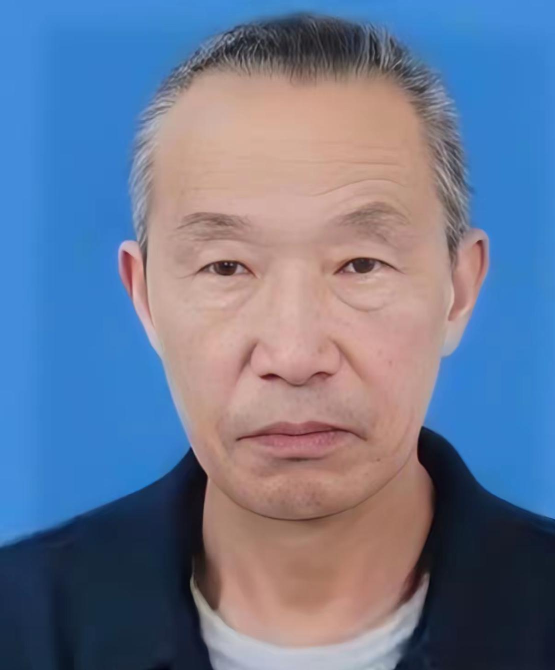 深圳罗湖，东门中路！
69岁保洁员清晨扫街撞见双刀歹徒追砍女学生，赤手空拳扑上去