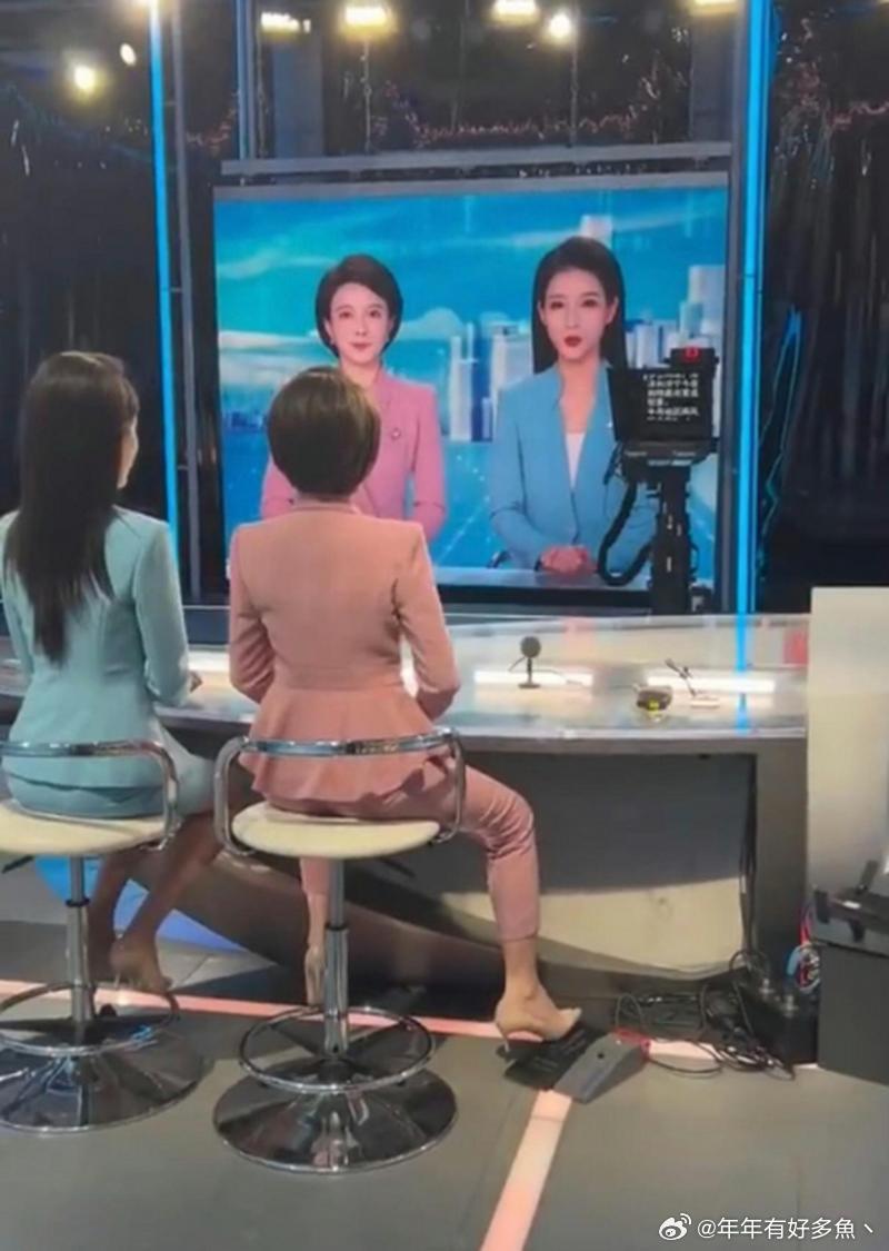 天呐，原来主持人都是这样翻提词器的 