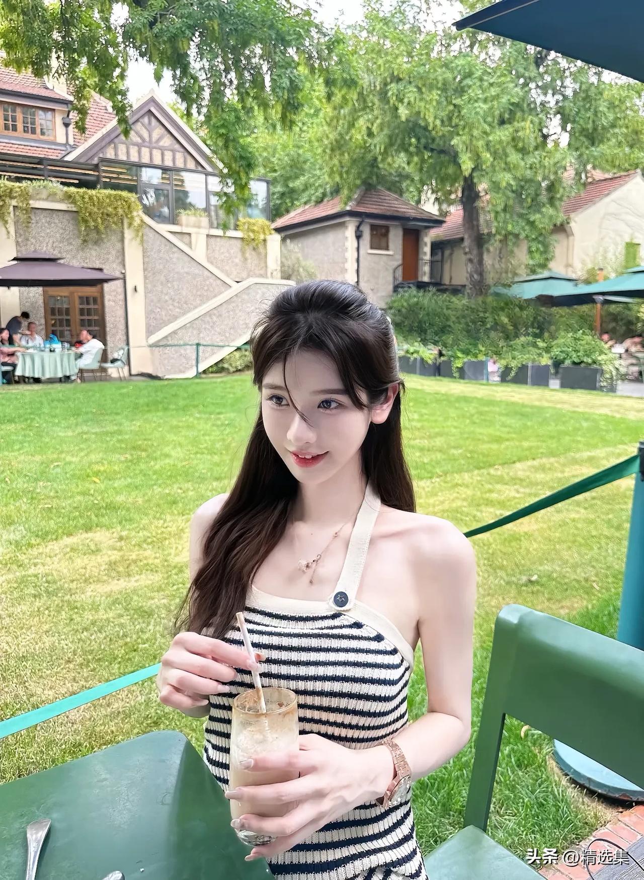 夏日午后，阳光下的甜美时光🌞🍹