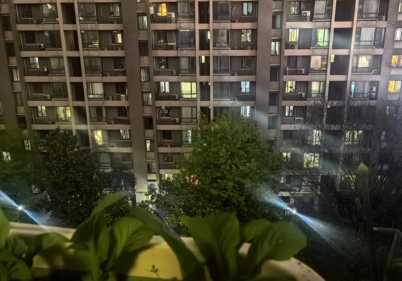 五律·春夜有雨
何来入夜愁，
随雨满层楼。
碎影摇灯冷，
繁声破梦幽。
尘嚣皆洗