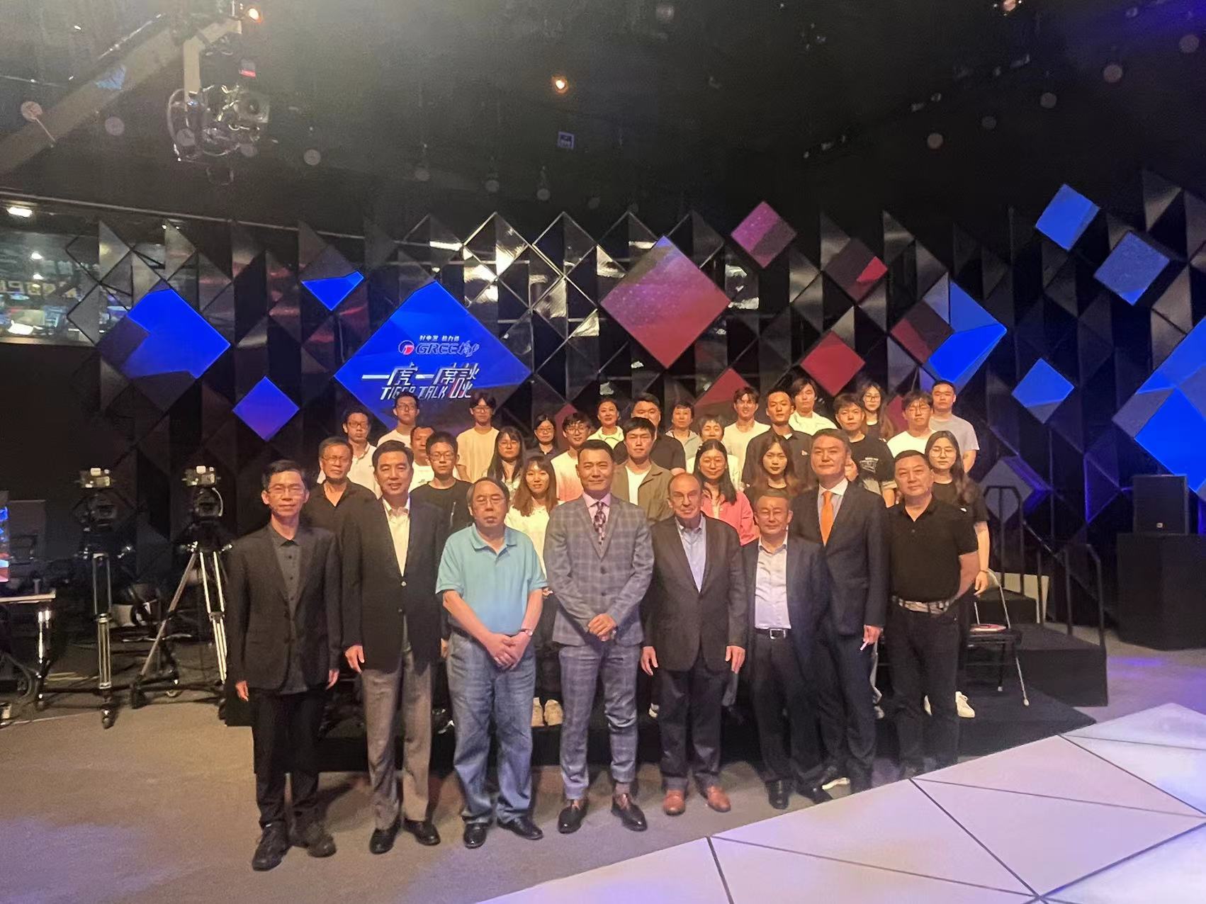 #做早饭时想# 昨天又录一期一席谈，关于科技战，自然免不了吵架。说到科技战，很多