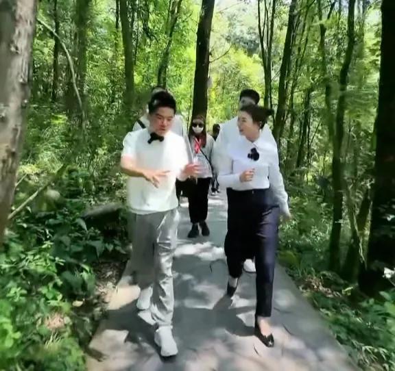 结局意想不到！一位男子抱着自己漂亮的女儿，一旁的妻子正在努力教女儿喊董宇辉，说道