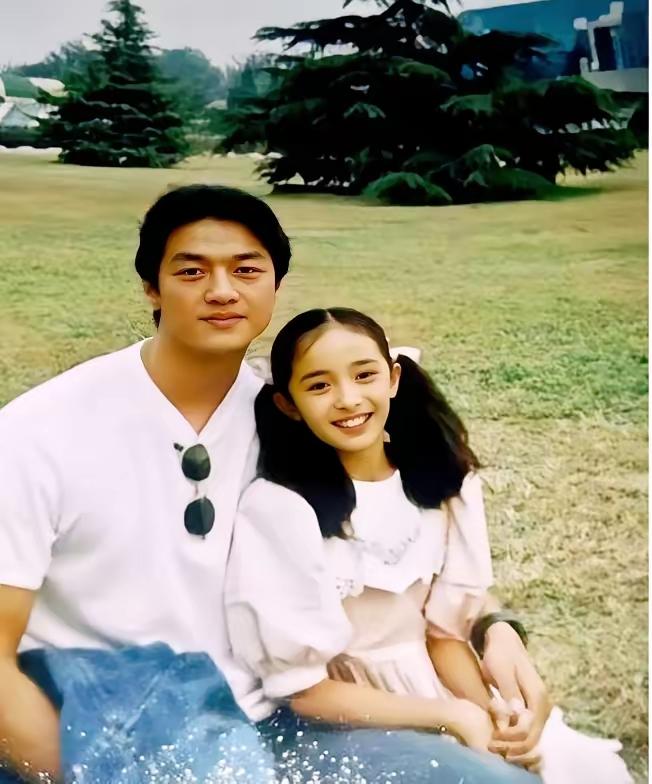 这个女孩子是杨幂。
 
1997年，杨幂因出演电影《歌手》与李亚鹏结识并合影。当