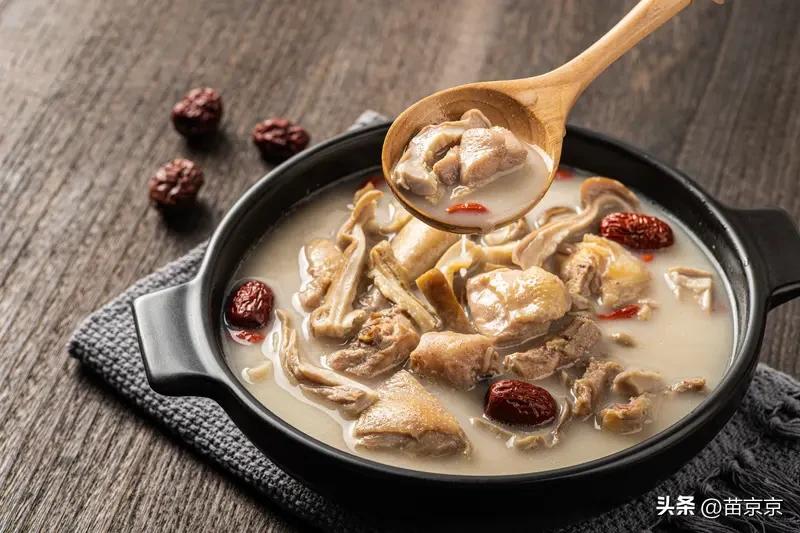 关键还有人是专门从深圳、广州周边城市连夜开车过去的，跨城就为了这一锅鸡煲，到地方