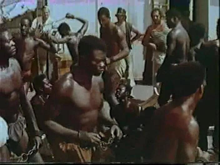 玛西娅躺在甲板上，腿间血没停，嘴被海水和呕吐物封着，她喊不出声，只能盯着头顶的风