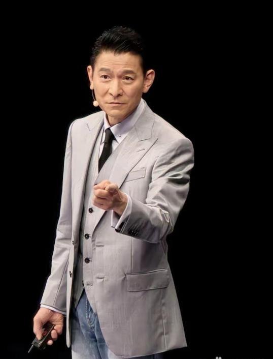 刘德华一亮相，总能让人感慨万分。
年过六十，依旧身姿清爽、精神饱满，自律刻在了骨