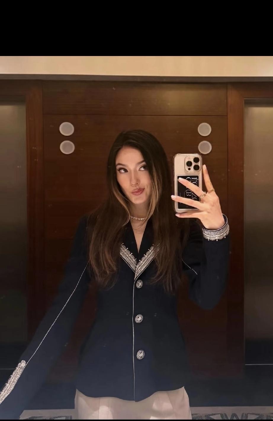 谷爱凌又参加活动了，一大早就起来打扮，显得成熟了，像是外国30多岁的女性 。
