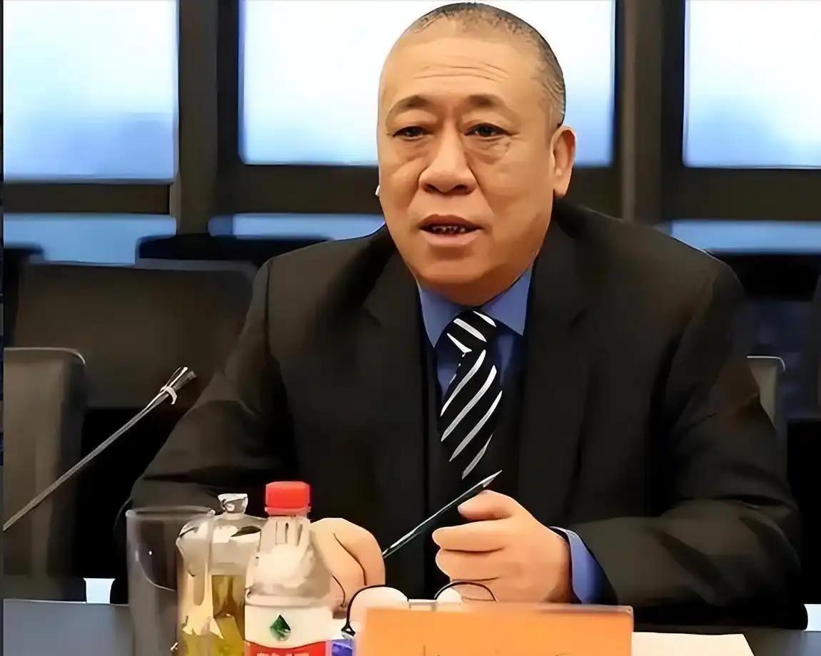 “全网最爱发钱”老板崔培军又出手了，现场直接给380名贫困生发百万现金。
 
8