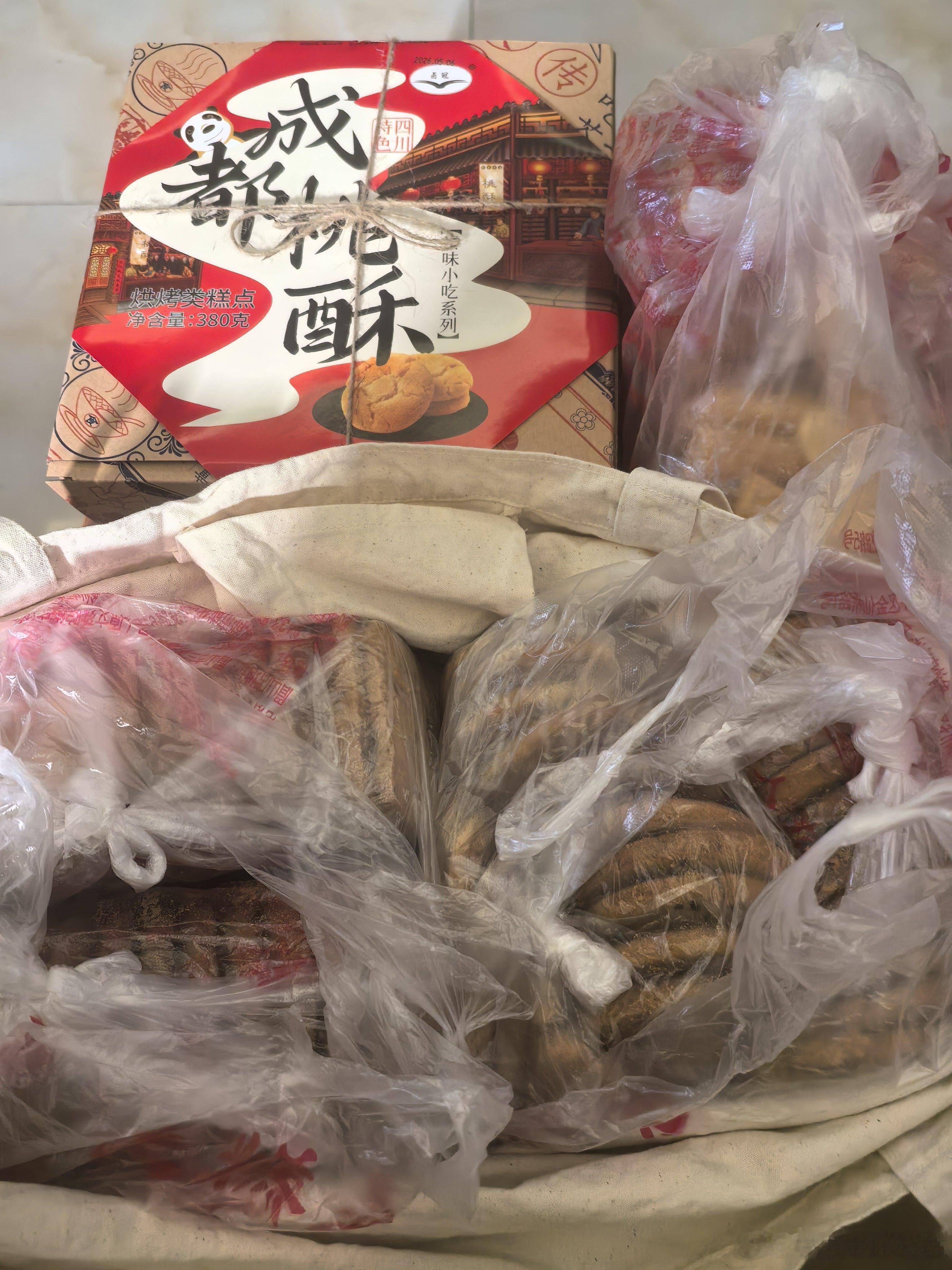 成都的大姐今天下午带她哥哥来面诊，说她的潮热盗汗已经好了不少。他哥哥服温药后，口