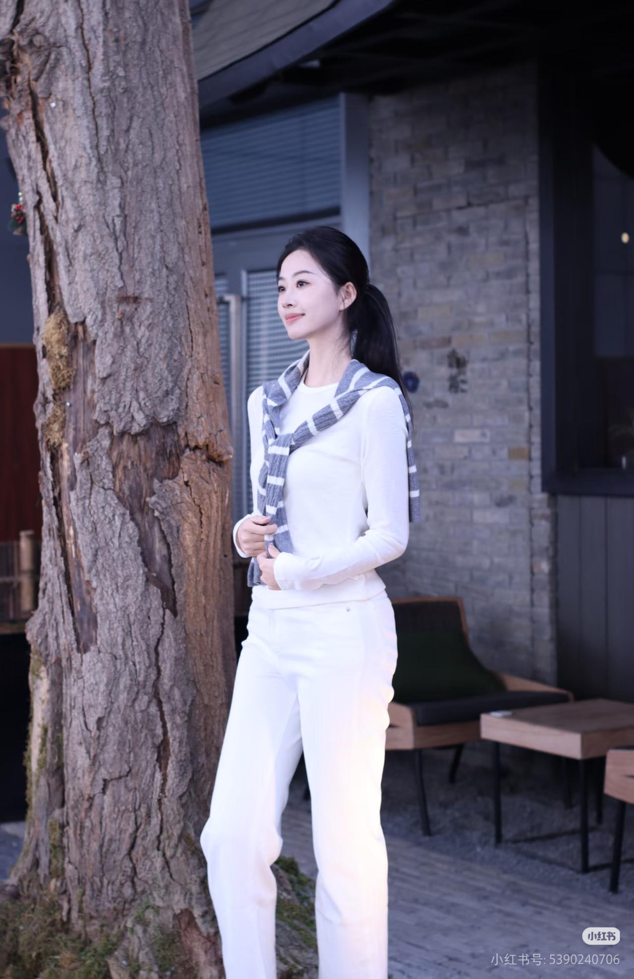 白衣飘飘，倚树思悠。