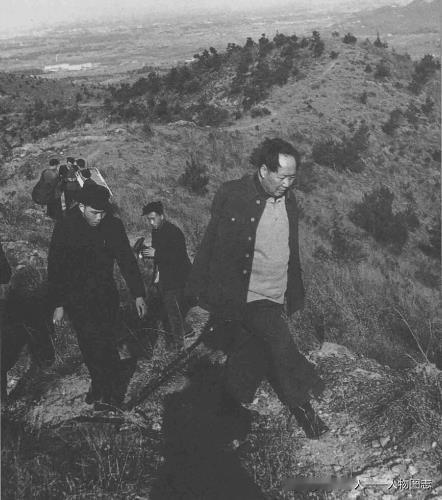 1954年初，毛泽东在杭州攀登西子湖畔的北高峰