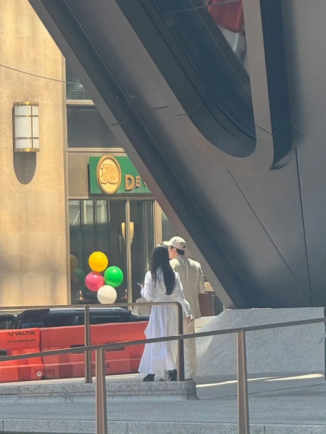 纽约偶遇林俊杰七七逛街纽约街头偶遇林俊杰七七，参加完毕业典礼后合体逛街了，恩恩爱