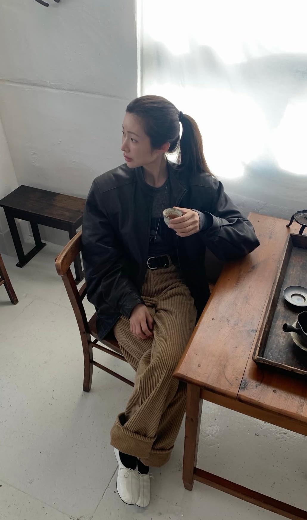 穿搭分享 连续更新第2763天韩国时尚女生日常搭配配色都是蓝灰棕为主韩系穿搭超能