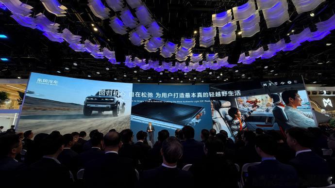 东风发布了全新概念车EQ-REBORN

新车外观致敬了东风1975年的EQ24