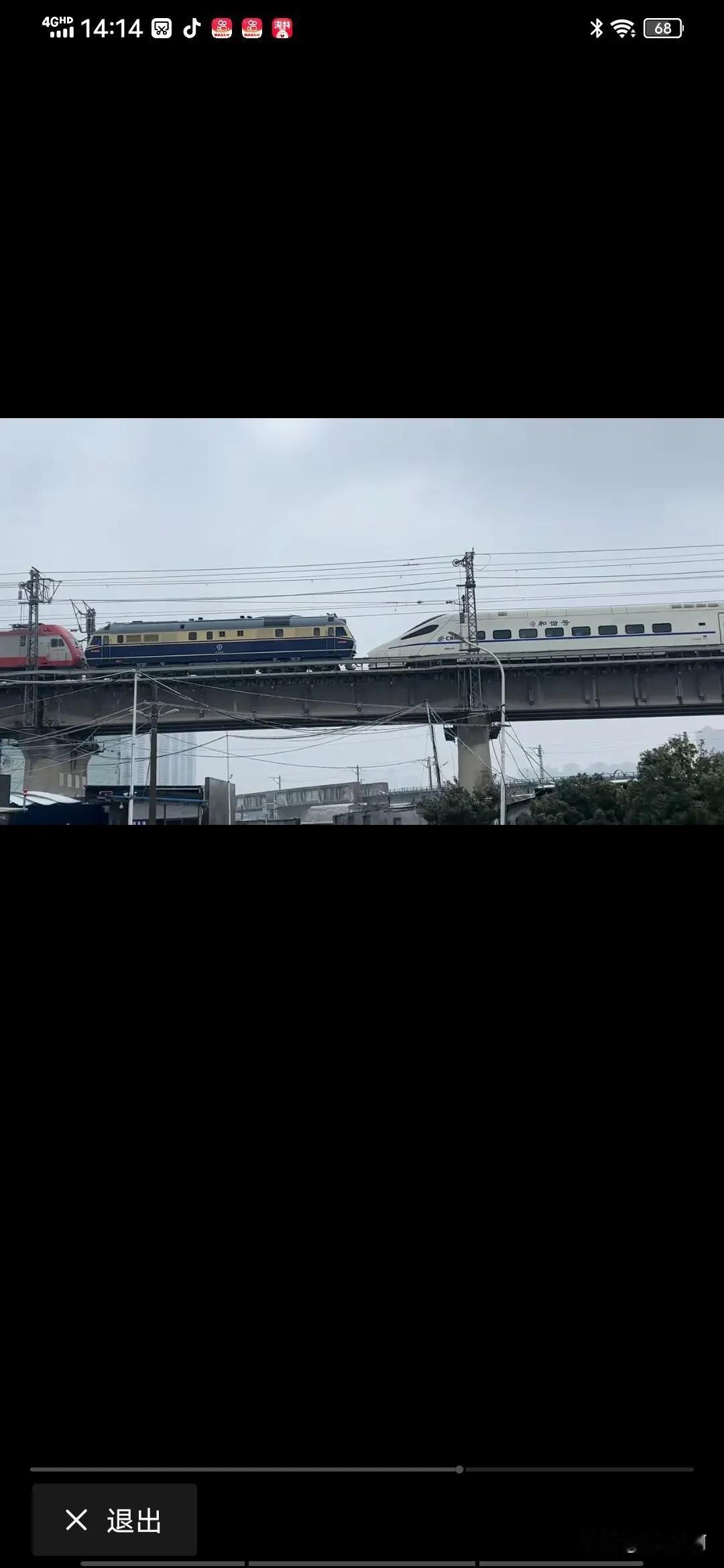 动车：爸、二叔实在不行叫爷爷来吧。
内燃机车：不行，你爷爷出来要烧煤，专家看到了