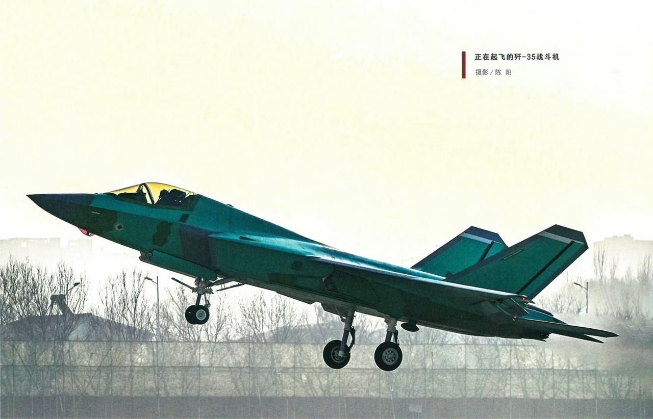 “新鲜”出厂的J-35试飞。