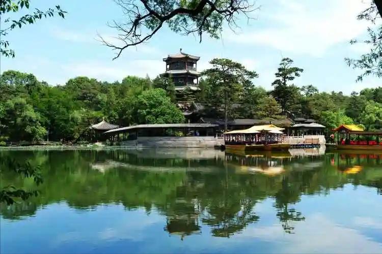 仔细看看承德避暑山庄的地形图，就知道康熙为什么会修建避暑山庄了。

把视角从园林