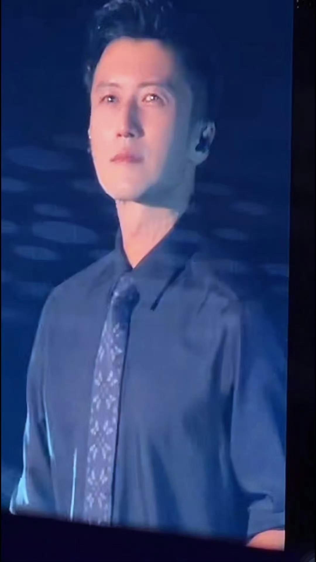 果然 
谢霆锋还是在演唱会上哭了，不是因为亲爹刚走，而是因为全场粉丝们很多都穿上