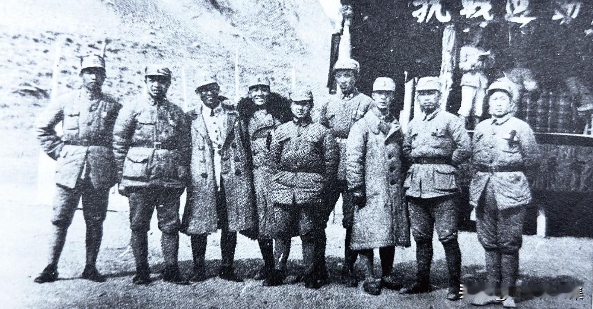 1938年抗大校部部分干部合影，是抗日战争全面爆发后，中国共产党创办的最高军事学