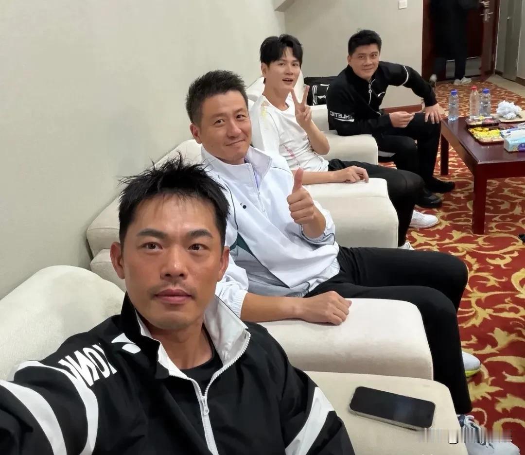 林丹，深夜发文！

10月2号晚，林丹突然在个人社交平台上晒出一张4人合照，配文