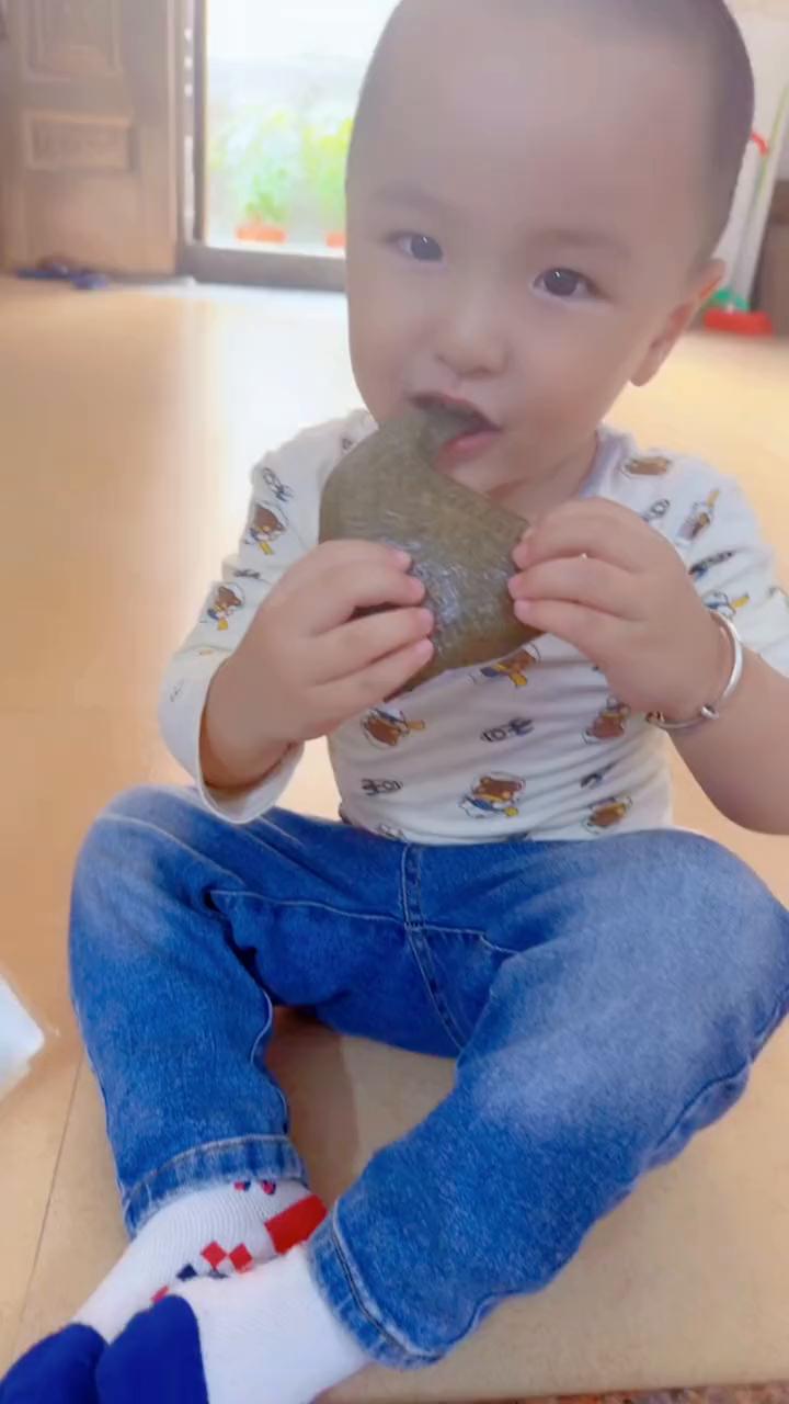 大家好，这个刚做出来的不用煎直接就可以吃。潮汕人都喜欢的红粿、鼠曲粿。这个红粿里