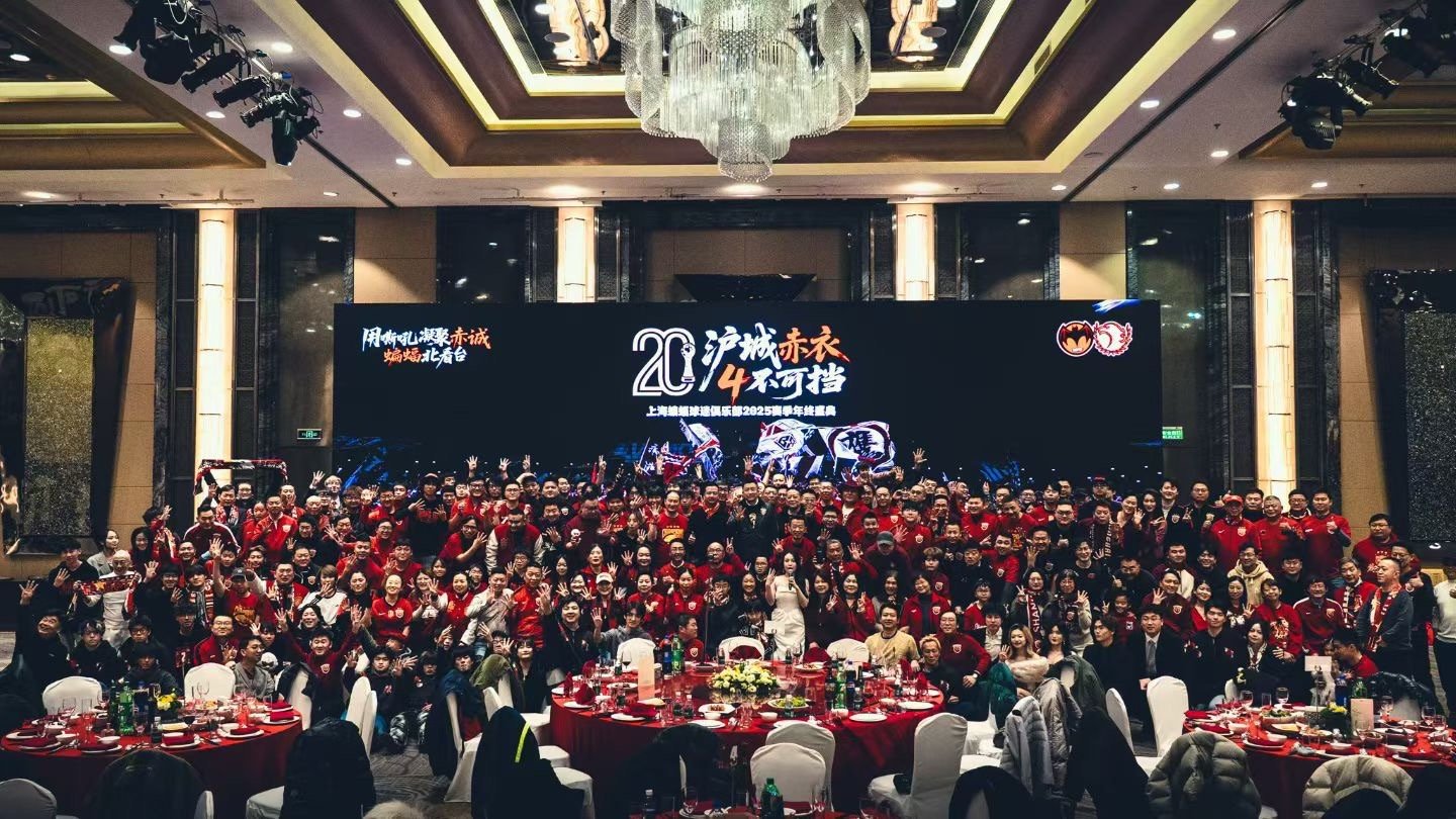 昨天参加了蝙蝠球迷俱乐部的年会，大家都很有激情，如在看台上一样。2013年成立至