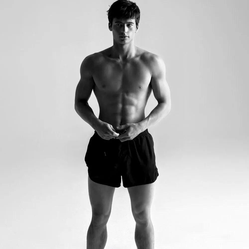 Bach Buquen，一位法国越南混血男模，以其独特的东方西方融合美学和在国际