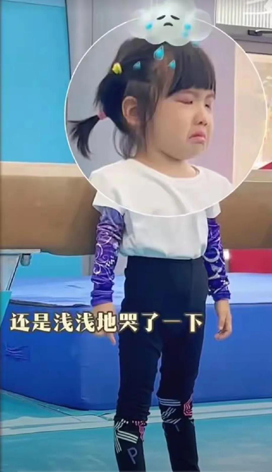 体操冠军刘璇又来撒“育儿糖”啦！她陪5岁女儿优优练体操，手拿长棍，表情严肃，化身