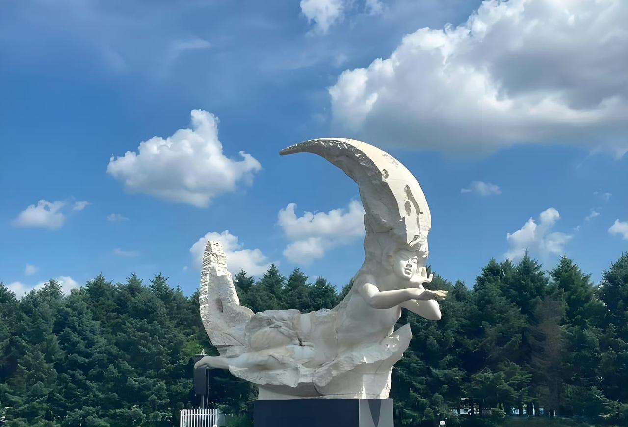 长春净月潭，山青水美，因坝呈弯月状而得名“净月潭”。

曾经是《人世间》的取景地