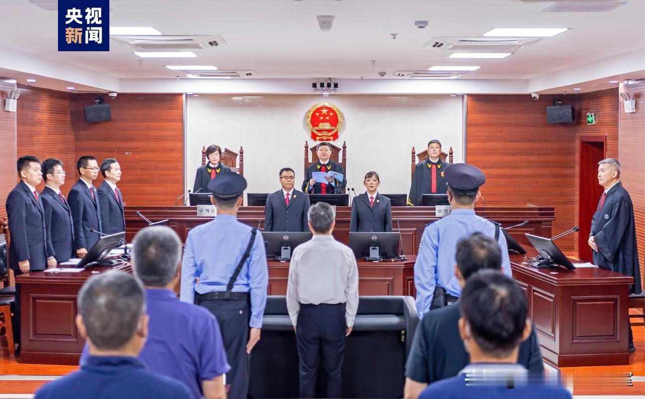 为什么过去查处的腐败案件窝案多涉及的人员多，而现在却很窄？大家有没有发现一个特别