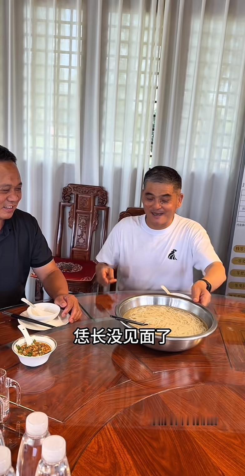 张大炮的老乡，也不算大方啊！信阳鸡公山酒业董事长朱耀辉，这会儿正招待张大炮的堂哥
