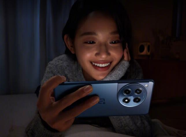 整个市场表现上来看2599元的手机总体配置与功能均不错，创新方面虽然不算多绝对，