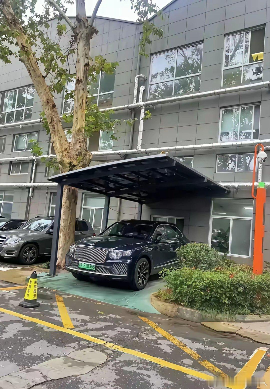 开得起这样的车，怎么会不准备车库呢？ 