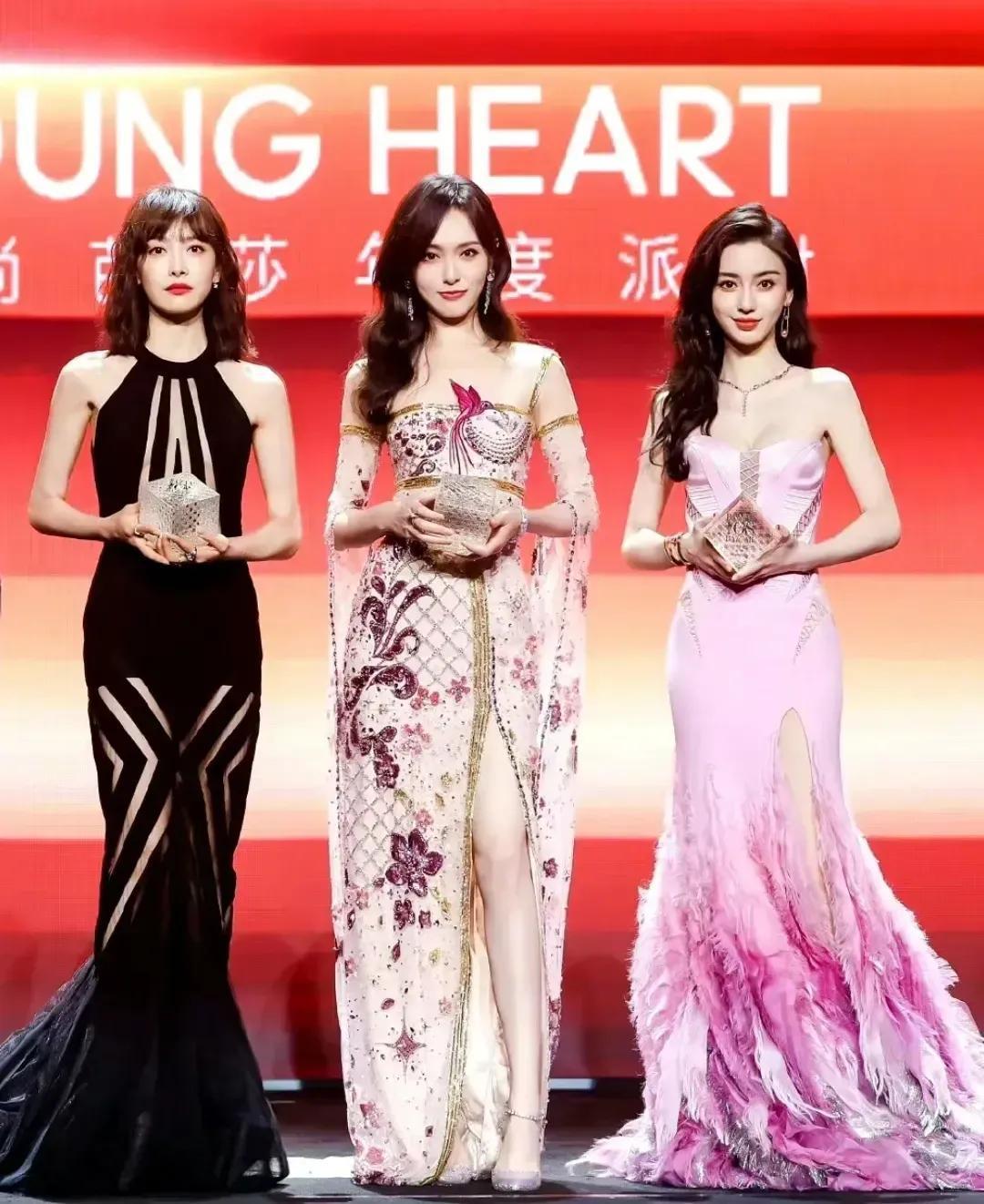 三位中年女演员同框，
右边的年龄最小叫杨颖
中间的年龄最大叫唐嫣
左边的长的最美