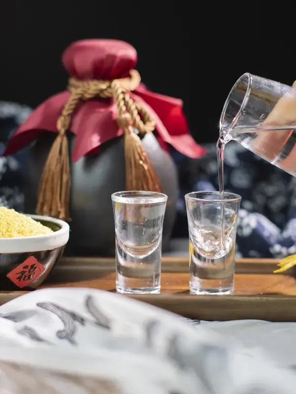 选择白酒时，性价比高的品牌通常兼顾品质和价格，适合日常饮用或聚会。以下推荐一些口
