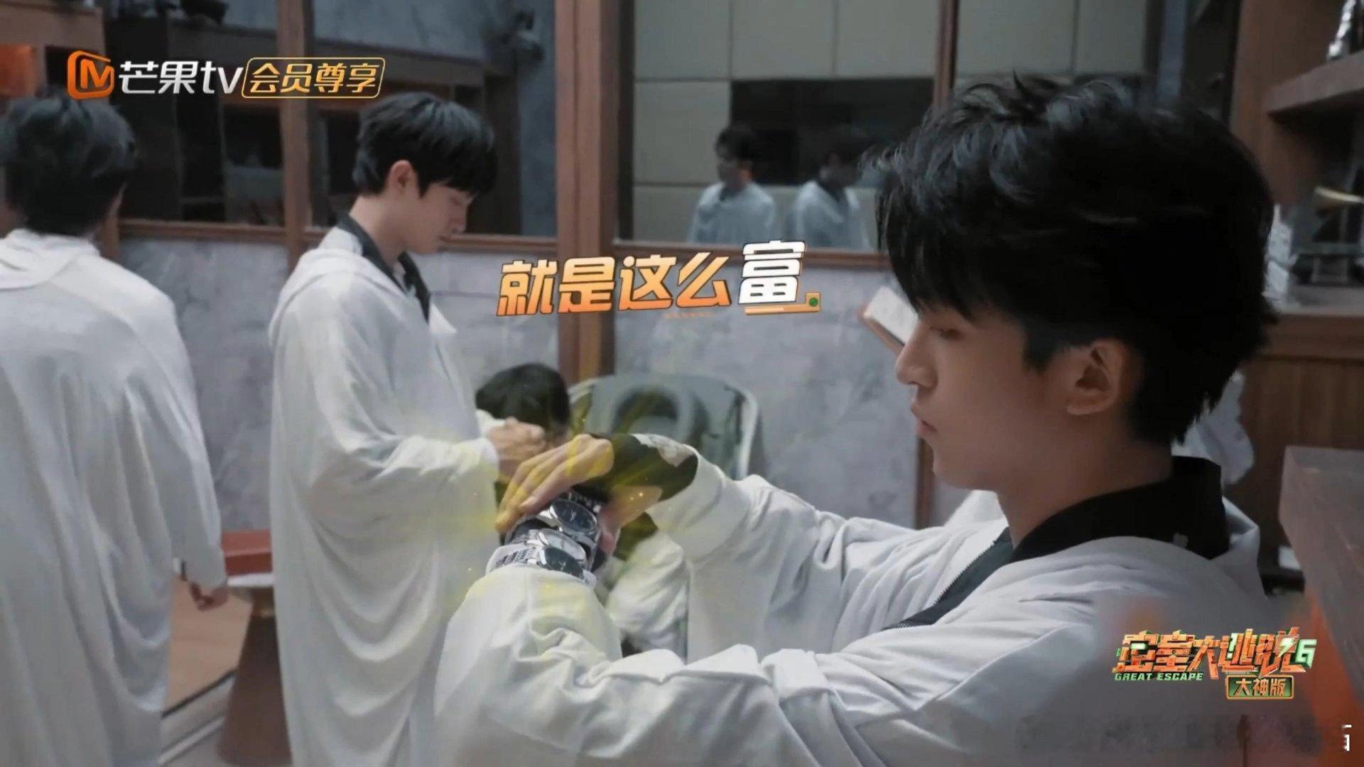 #黄子弘凡这趟没白来#黄子整活永远不会让人失望，戴一手腕表可还行，真是主打一个不