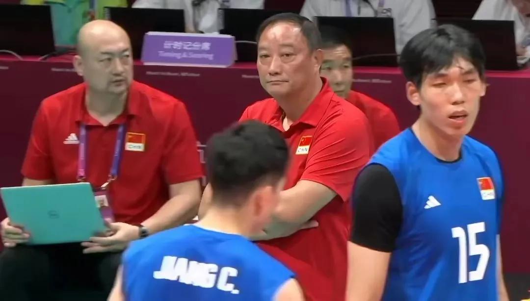中国男排1：3惨被伊朗逆转，队员数据如下：张景胤闪耀全场，却掩饰不了球队进攻点不