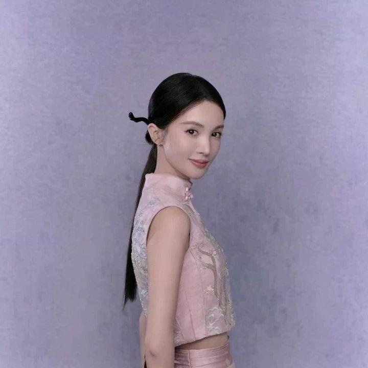 温柔优雅的粉色旗袍，复古与现代的完美结合，尽显东方女性的柔美。