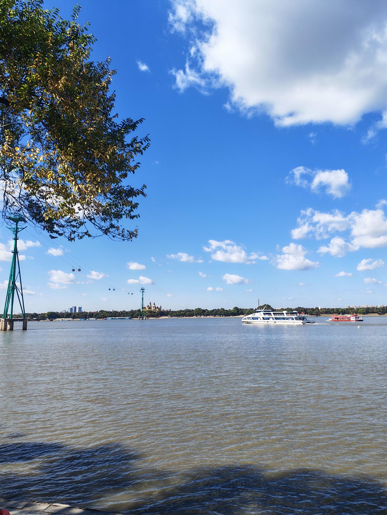 下联：人生画卷浓淡相宜