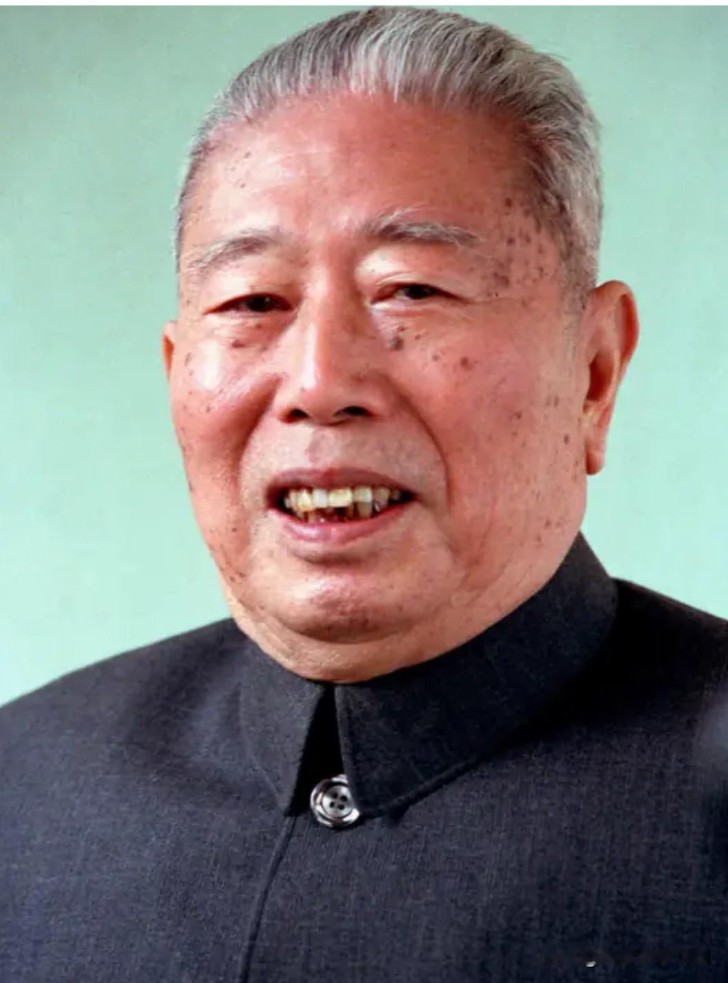 他是新中国云南省省委第一任书记。主政期间，肃清百万土匪，平定边境动乱。恢复昆明钢