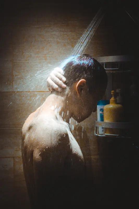 40岁才明白：男人的体面，从来不是赚多少钱而是守住这2个底线
 
40岁以前，我