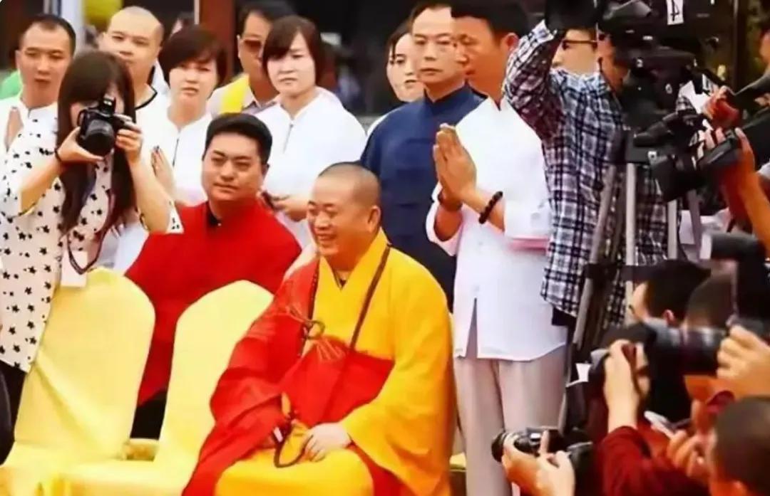 释永信被调查了，网上出现许多香客或名人与释永信的合照，尤其是美女与释永信的合照。