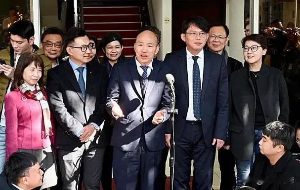 韩国瑜今日与江启臣一同去拜会立院民众党团，双方在闭门会谈中针对民众党团日前提出的