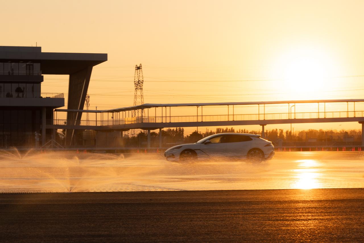 全民都能漂移？比亚迪用科技融化驾驶技术的冰山
当三万多块玄武岩砖铺就的低摩擦环道