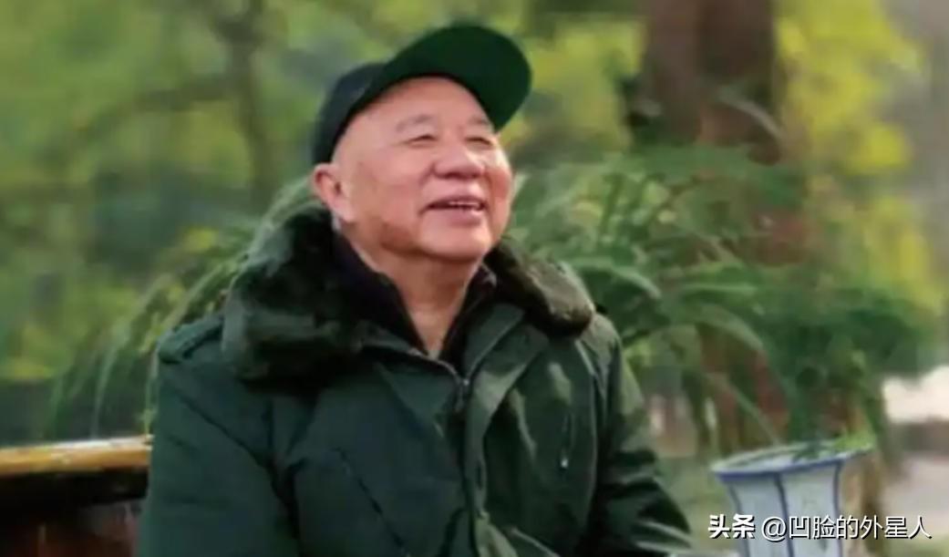 1999年，中国前首富牟其中坐着奥迪上班，途中被捕，一同被捕的还有他的小姨子夏宗