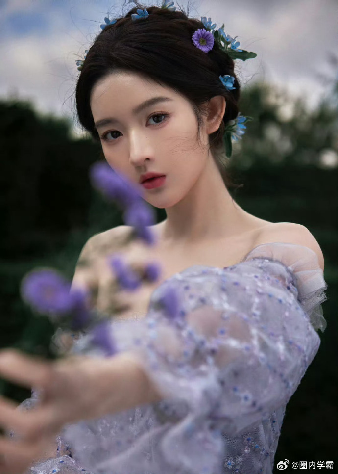 王玉雯好紫王玉雯今天又是厉害女人王玉雯和紫色的适配度真的没谁了！一身紫色造型优雅