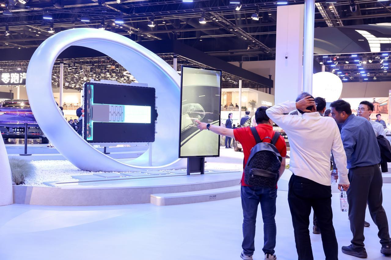 提前5年达标,华为巨鲸电池平台亮相车展,看懂体系化安全有多强
2026北京车展鸿